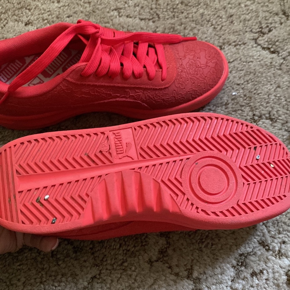 Puma’s!! Lightly worn, cute clean great condition add them to your shoe closet. - Picture 3 of 4